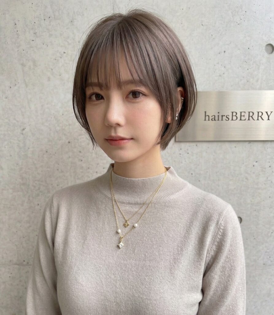 大人可愛い丸みショートボブ×透明感グレージュで小顔見せ叶うUP